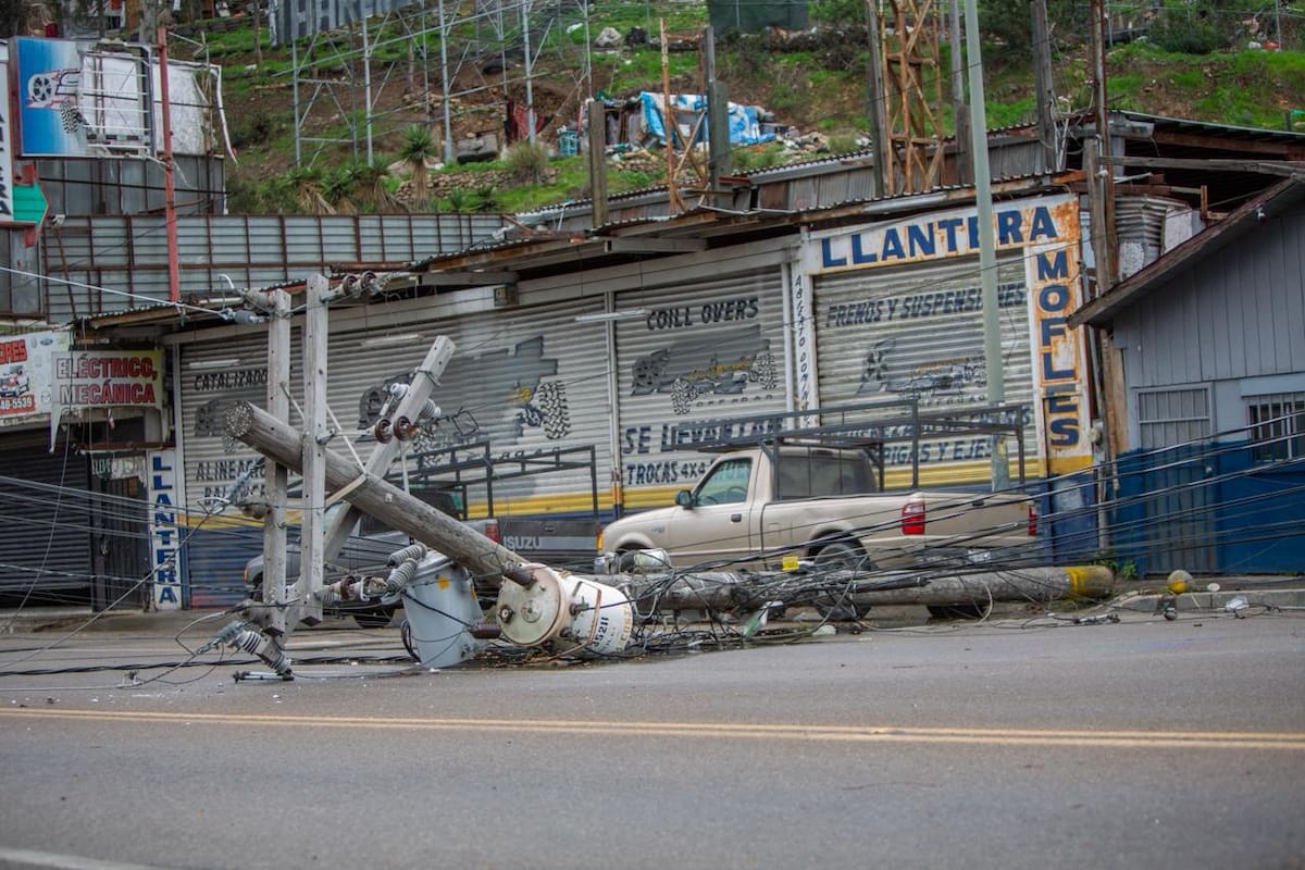 Vientos derriban poste y pared en Zona Centro de Tijuana