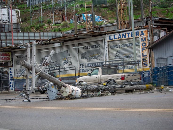 Vientos derriban poste y pared en Zona Centro de Tijuana