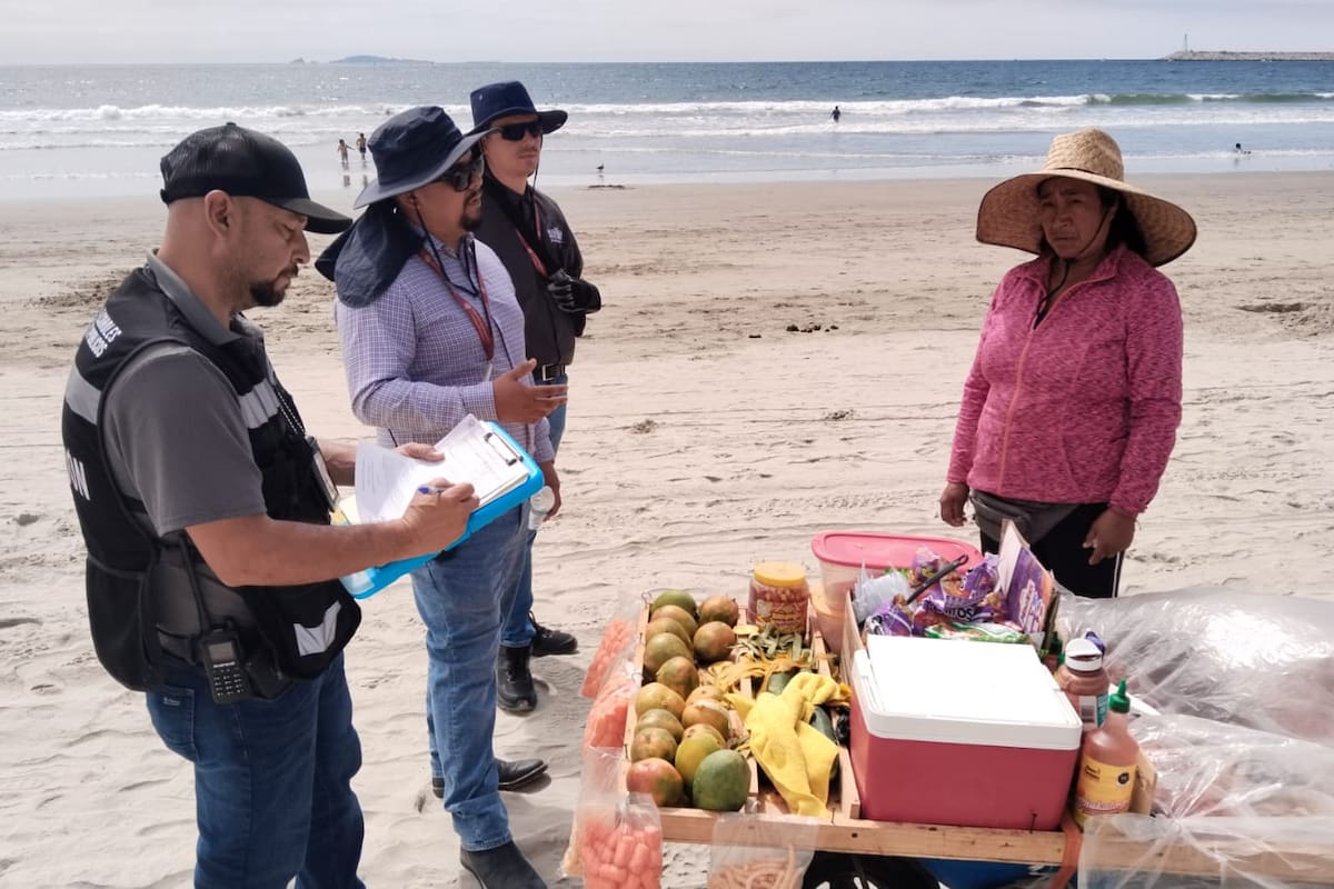 Revisan a vendedores de Playa Hermosa tras venta de mango y tunas por 500 pesos