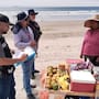 Revisan a vendedores de Playa Hermosa tras venta de mango y tunas por 500 pesos