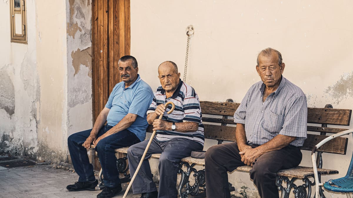 La psicología explica que las personas que siempre saludan a sus vecinos no solo son amables, sino que fortalecen la convivencia, reducen el aislamiento y favorecen su bienestar emocional