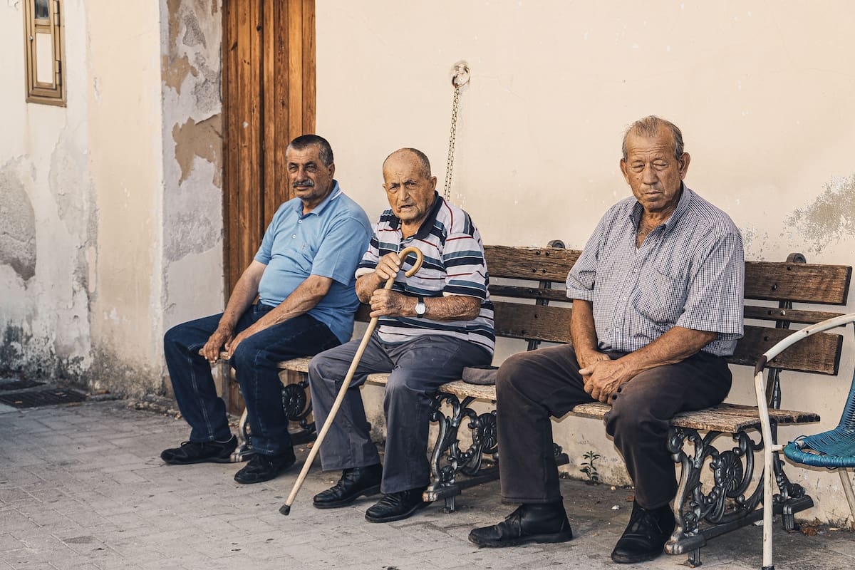 La psicología explica que las personas que siempre saludan a sus vecinos no solo son amables, sino que fortalecen la convivencia, reducen el aislamiento y favorecen su bienestar emocional