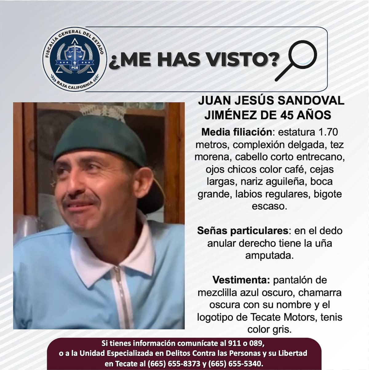 Vestía pantalón de mezclilla azul oscuro.