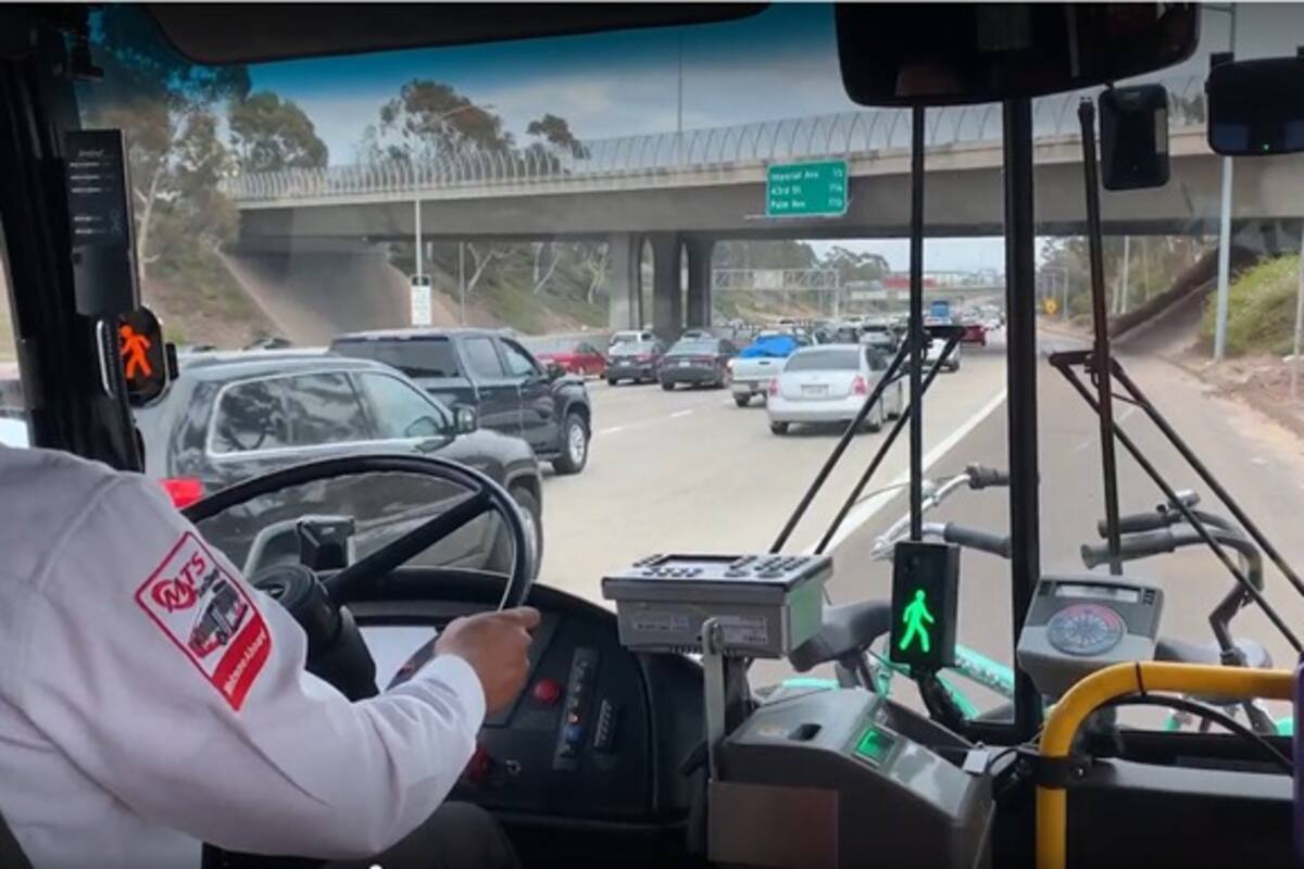 Inicia programa de autobuses en carril de acotamiento en San Diego
