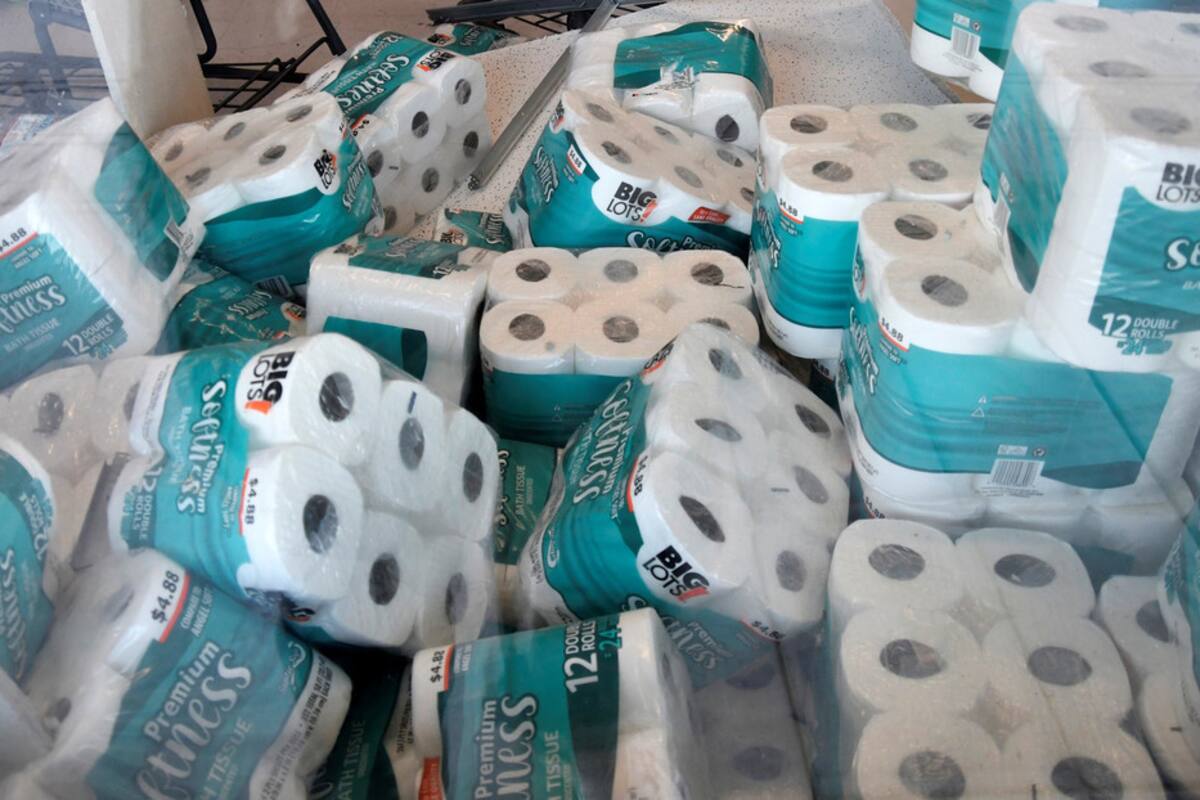 Encuentra rollos de papel higiénico olvidados en la casa de su padre en plena 'obsesión por el papel'