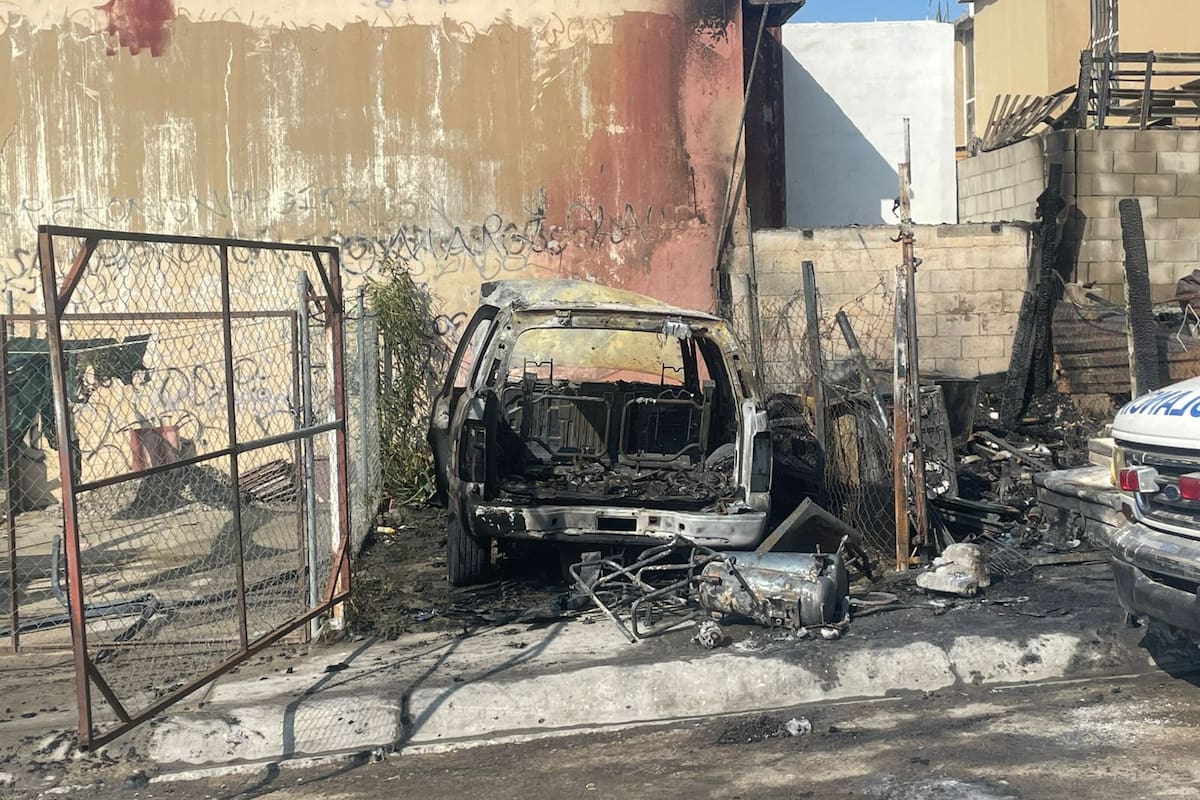 Incendio en taller de carrocería deja dos vehículos calcinados en Cañadas del Florido