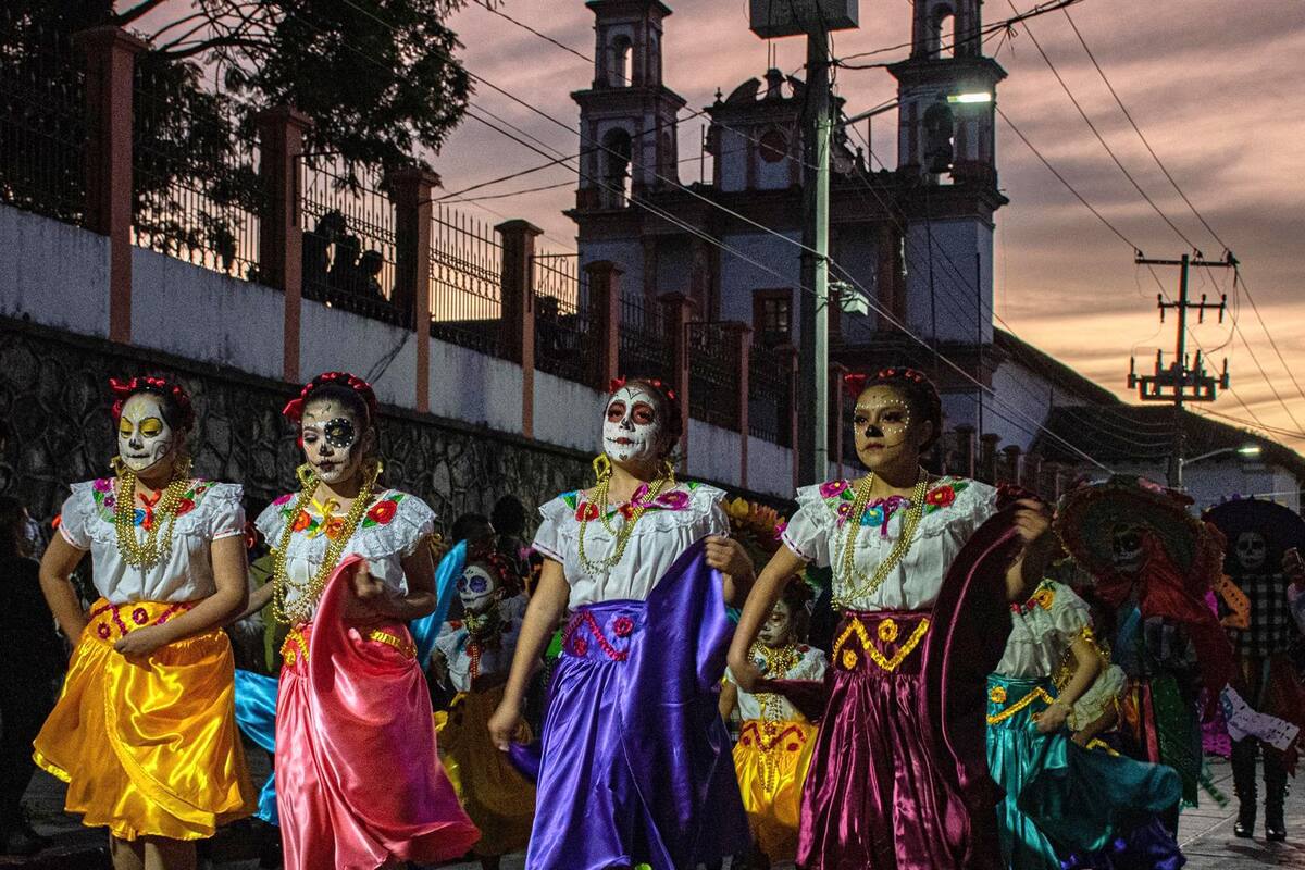 Desfile en Chiapas mezcla Día de muertos y Halloween