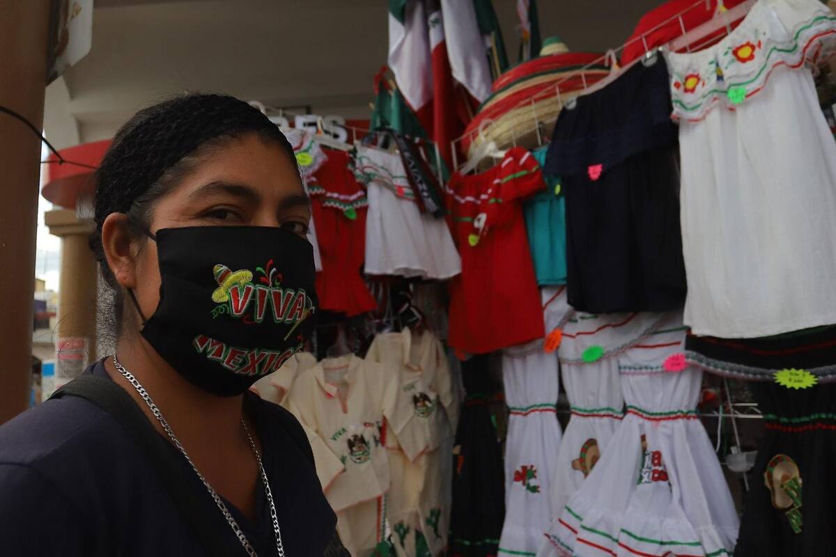 Olivia Viaja por México vendiendo artículos típicos patrios; este año hay bajas ventas, dice