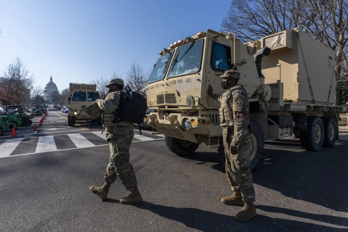 ARCHIVO - Miembros de la Guardia Nacional del Distrito de Columbia aseguran el perímetro alrededor del Capitolio, el 13 de enero de 2021, en Washington. Funcionarios estadounidenses afirman que el Pentágono está desarrollando planes para reestructurar la Guardia Nacional en Washington, D.C. El objetivo es abordar los problemas evidenciados por la caótica respuesta a los disturbios del 6 de enero y las fallas de seguridad durante las protestas de 2020 por el asesinato de George Floyd. | Crédito: AP/Manuel Balce Ceneta, Archivo