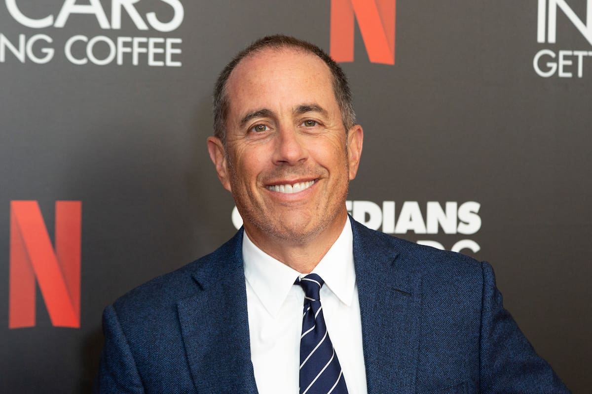 En esta foto del 17 de julio de 2019, Jerry Seinfeld posa durante un evento promocional de "Comedians In Cars Getting Coffee" en Beverly Hills, California. La editorial Simon & Schuster anunció que Seinfeld publicará un nuevo libro de comedia el 6 de octubre de 2020. (Foto por Willy Sanjuan/Invision/AP, Archivo)