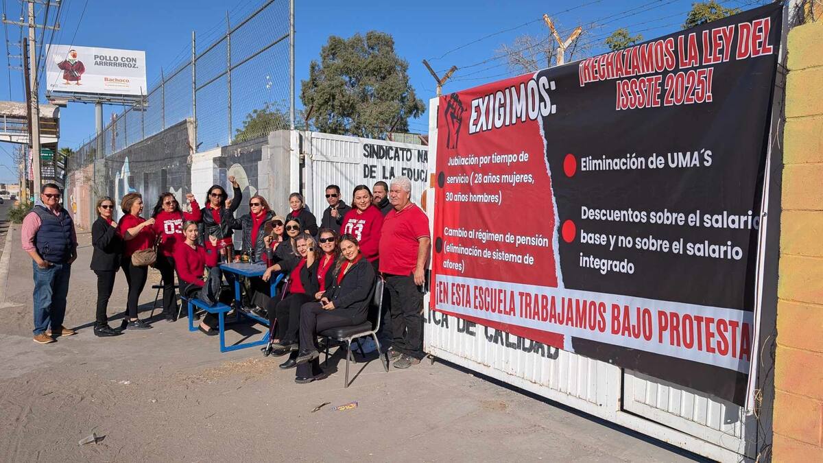 Con apoyo total de los padres de familia, maestros realizan paro de labores en decenas de escuelas de todo Sonora, para exigir un alto a la ley ISSSTE 2025. Foto: GH