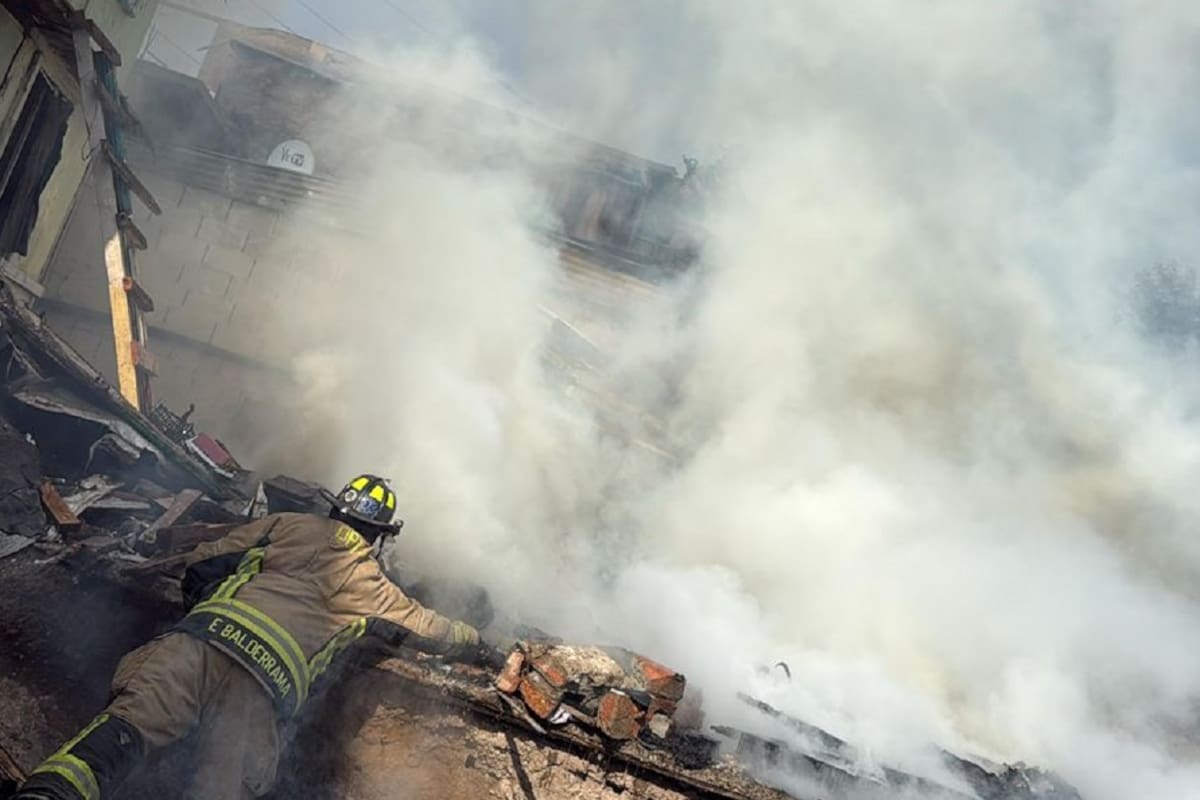 Rescatan a dos hombres durante incendio que consumió dos viviendas en El Florido