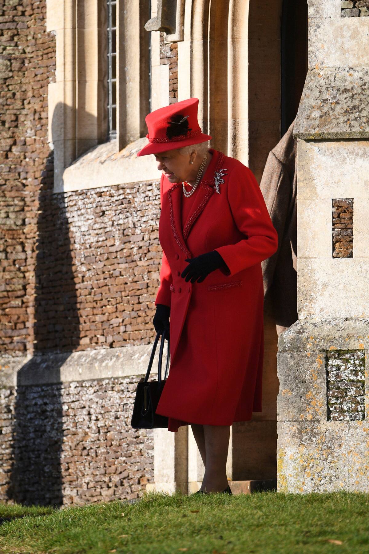 La reina Isabel II asiste al oficio de Navidad en la iglesia de Santa María Magdalena en Sandringham, Norfolk, Inglaterra, miércoles 25 de diciembre de 2019. (Joe Giddens/PA via AP)