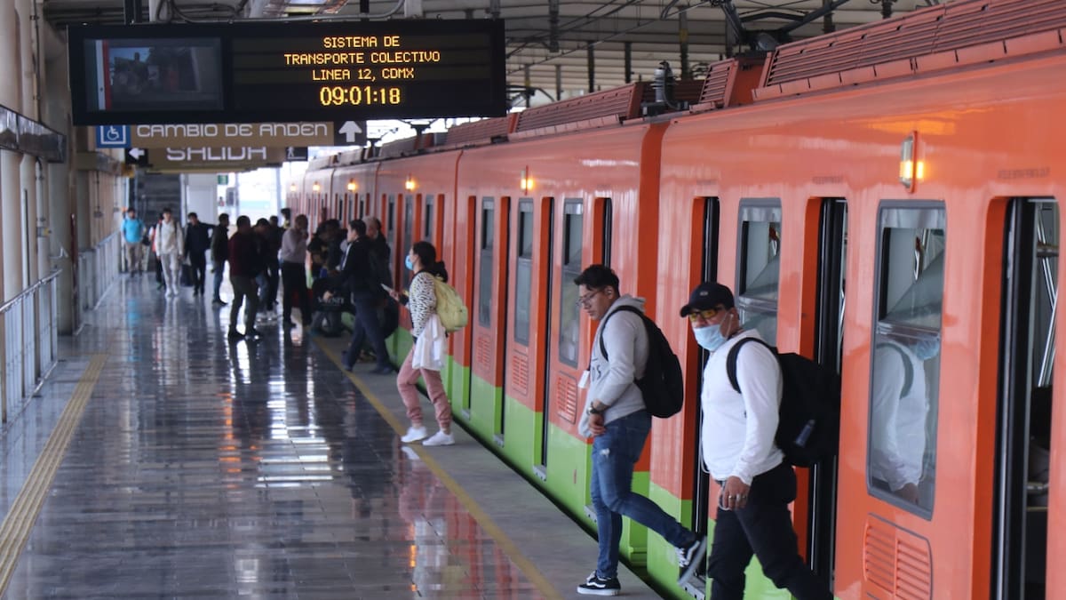 Adrián Rubalcava aseguró que el Metro de la CDMX está en mal estado porque algunos usuarios fuerzan puertas y dañan los trenes, lo que obliga a sacar unidades de circulación