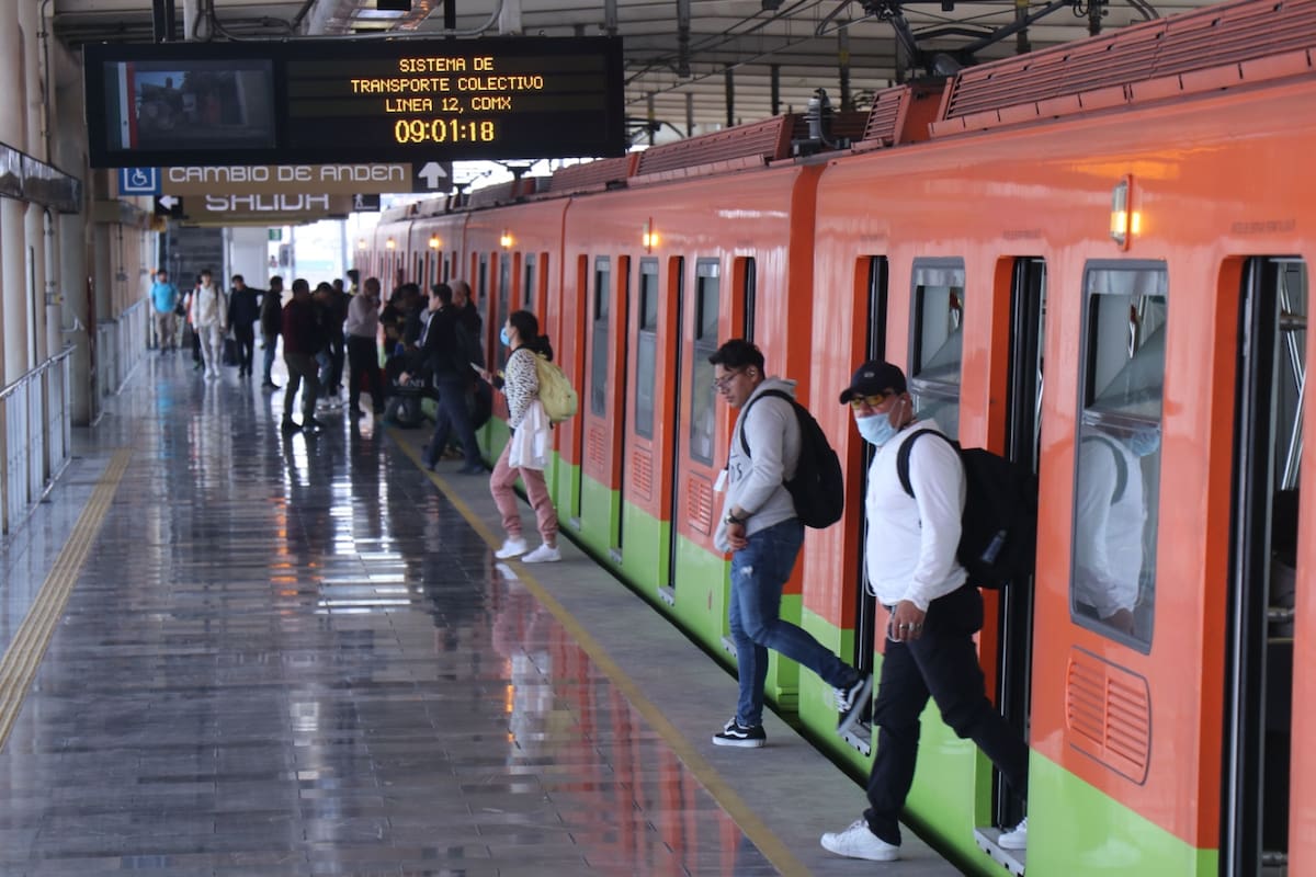 Adrián Rubalcava aseguró que el Metro de la CDMX está en mal estado porque algunos usuarios fuerzan puertas y dañan los trenes, lo que obliga a sacar unidades de circulación