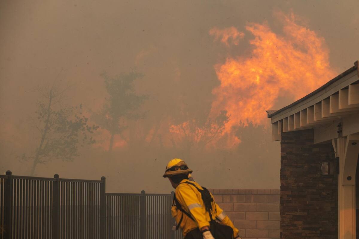 Incendio en Los Ángeles quema más de 530 hectáreas y provoca evacuación de mil personas