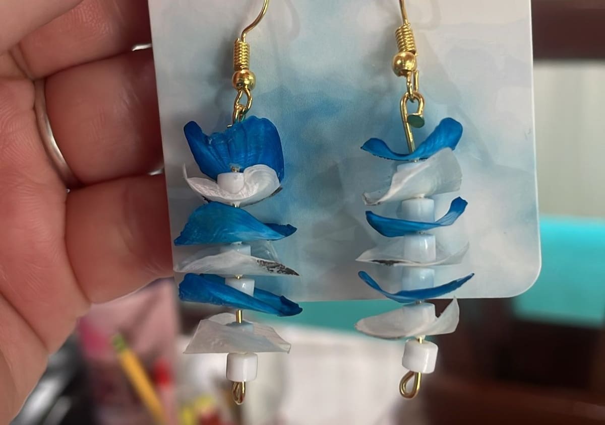 Mujeres de Isla de Cedros crean artesanías con piel de pescado para impulsar su economía y cuidar el medio ambiente. Foto: Cortesía