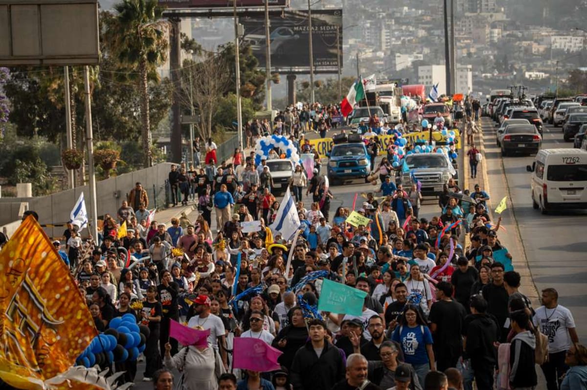 Durante la movilización, voluntarios también realizaron labores de limpieza y compartieron mensajes de apoyo espiritual a lo largo del recorrido. Foto: Border Zoom