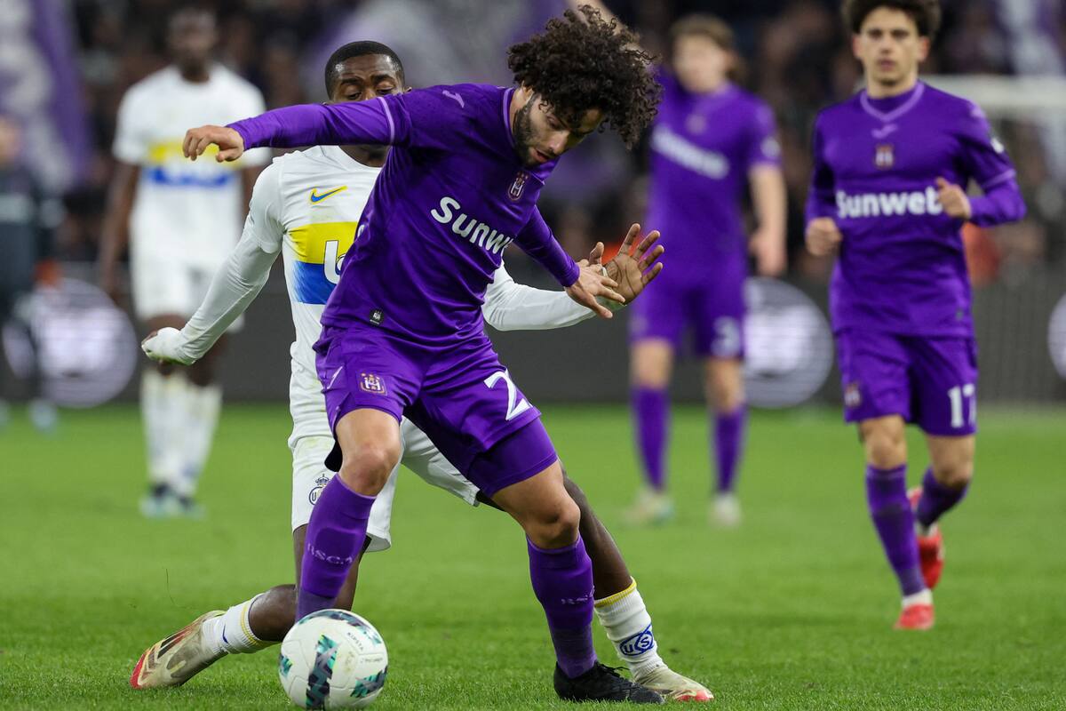 ‘Chino’ Huerta sufre en la derrota del Anderlecht; el mexicano jugó 87 minutos