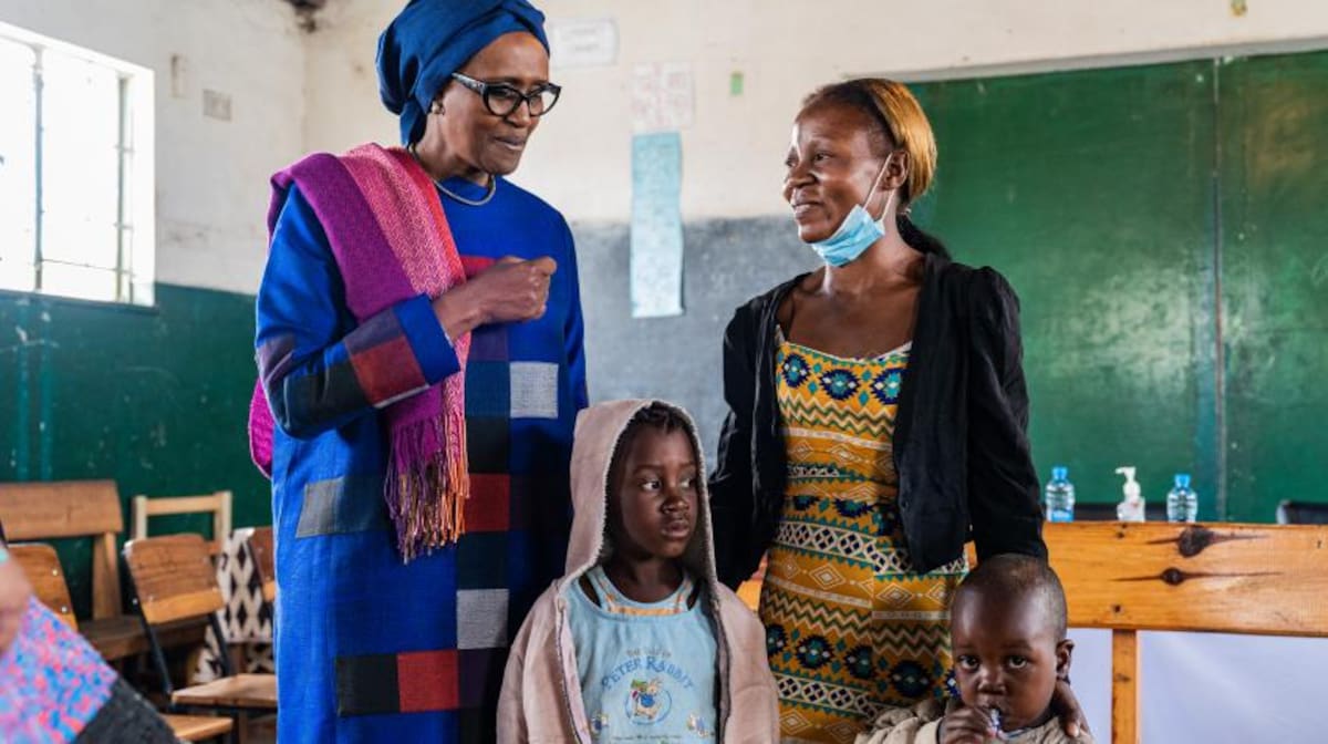 Winnie Byanyima (izquierda), Directora Ejecutiva del Programa Conjunto de las Naciones Unidas sobre el VIH/Sida, visita al Grupo de Apoyo a la Mujer Lusapila. | ONU