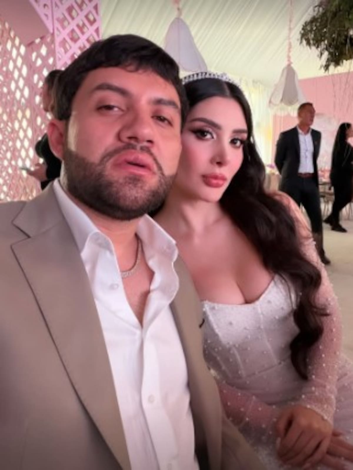 Luis R Conriquez e Ivette Camacho en el bautizo de su hija, Valery | Instagram @ivettejca