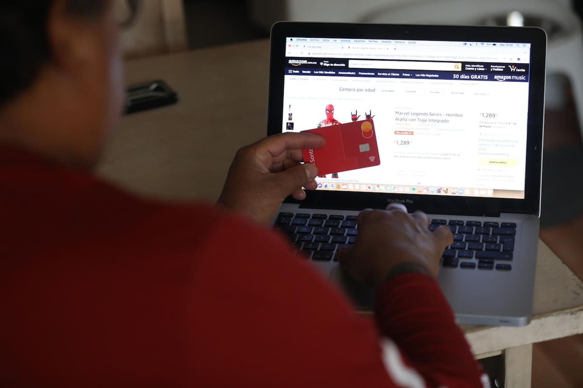 Las aplicaciones de banca móvil integran funciones diseñadas para bloquear la clonación de plásticos en entornos virtuales. EFE/ Sáshenka Gutiérrez