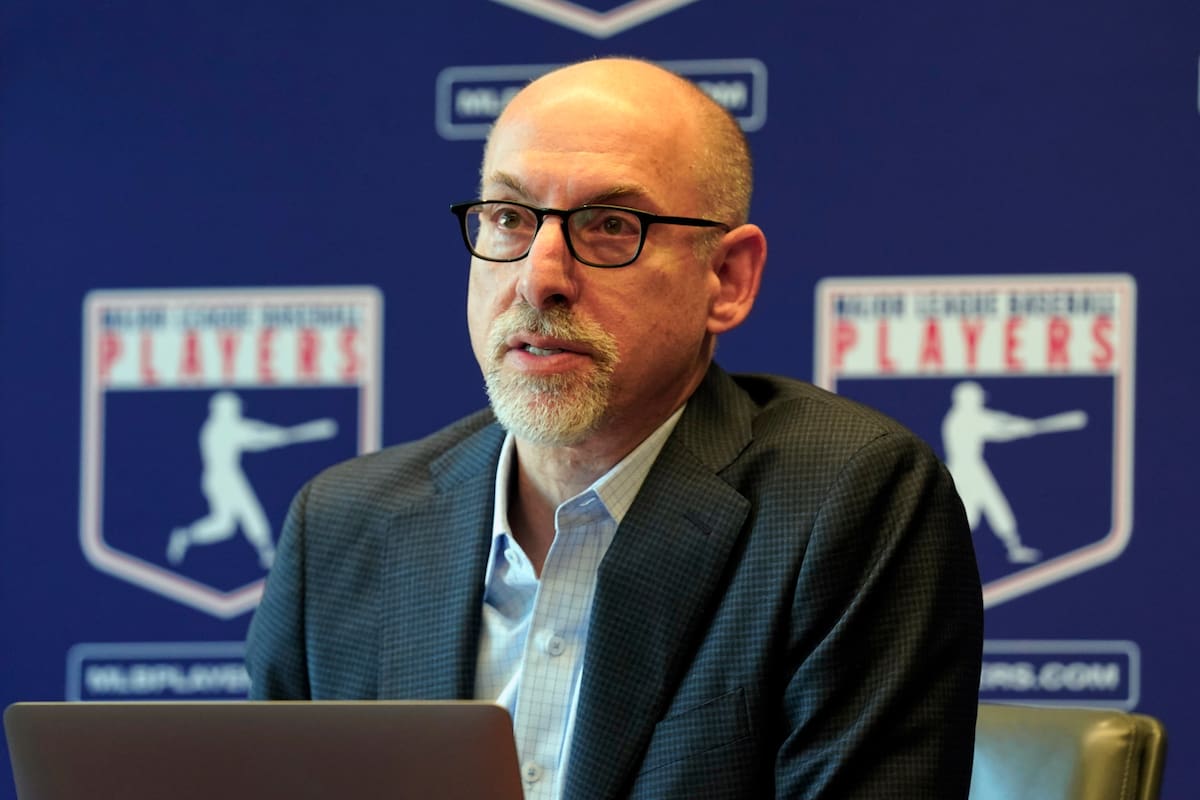 Bruce Meyer, director ejecutivo interino de la Asociación de Jugadores de las Grandes Ligas, habla en conferencia de prensa. (AP Foto/Richard Drew, Archivo)