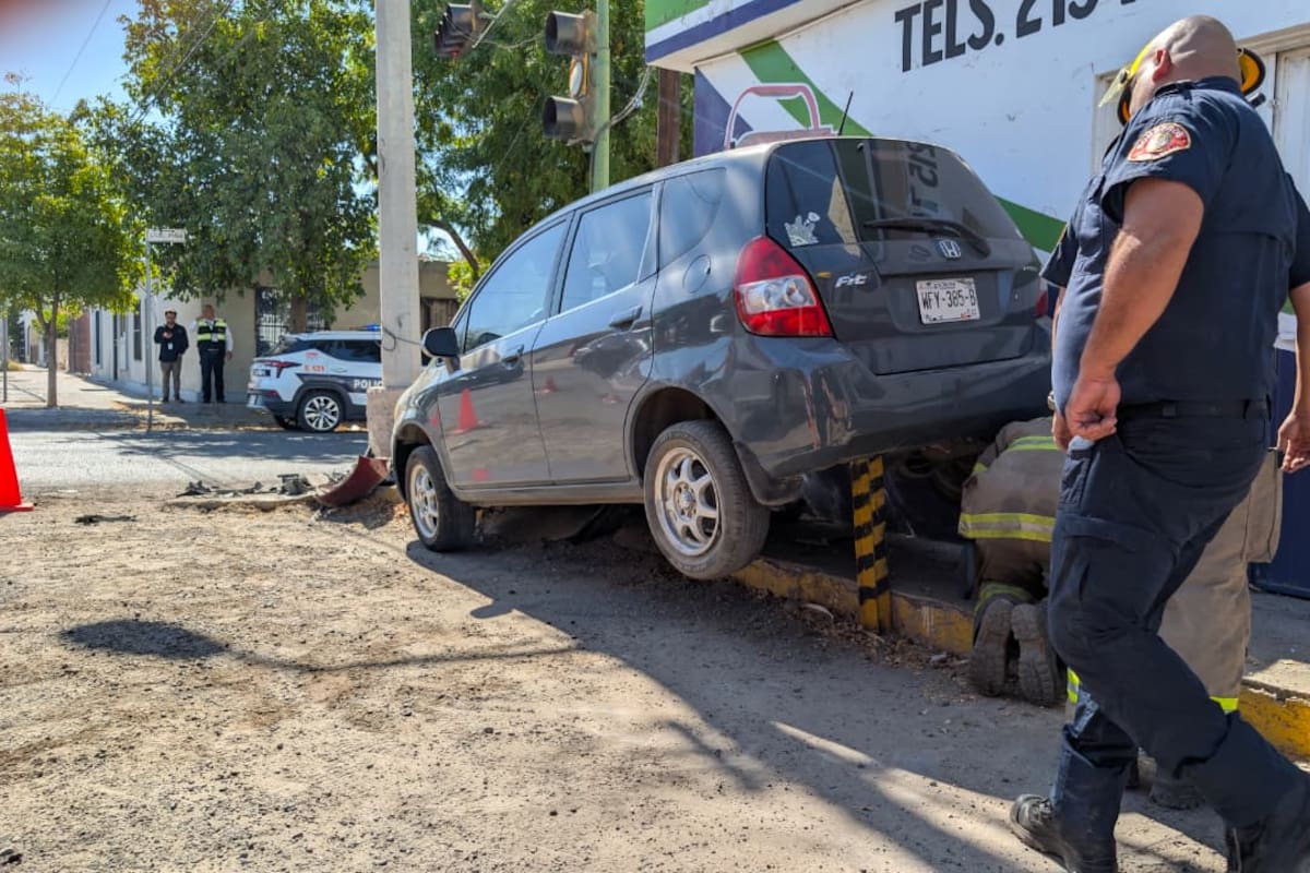 Chocan dos autos en la colonia Balderrama y uno termina sobre la estructura de metal de un negocio