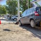 Chocan dos autos en la colonia Balderrama y uno termina sobre la estructura de metal de un negocio