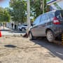 Chocan dos autos en la colonia Balderrama y uno termina sobre la estructura de metal de un negocio