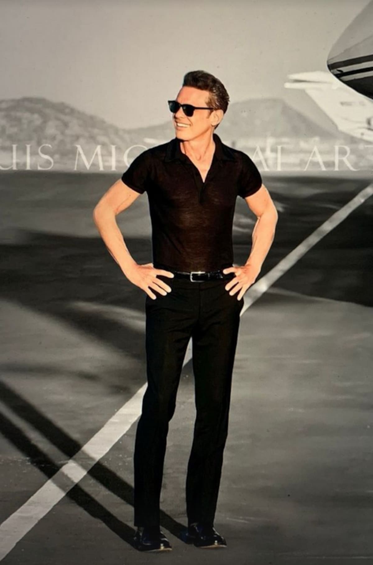 Luis Miguel luce aspecto radiante con su outfit negro.