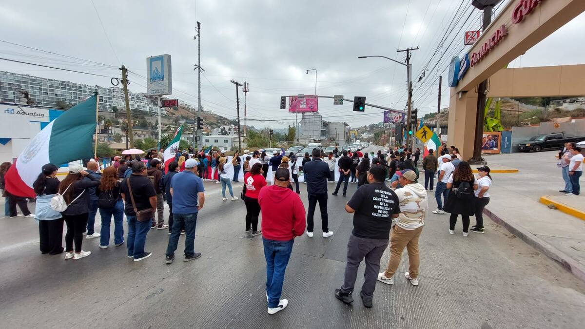 La concentración inició alrededor de las 11:00 horas.