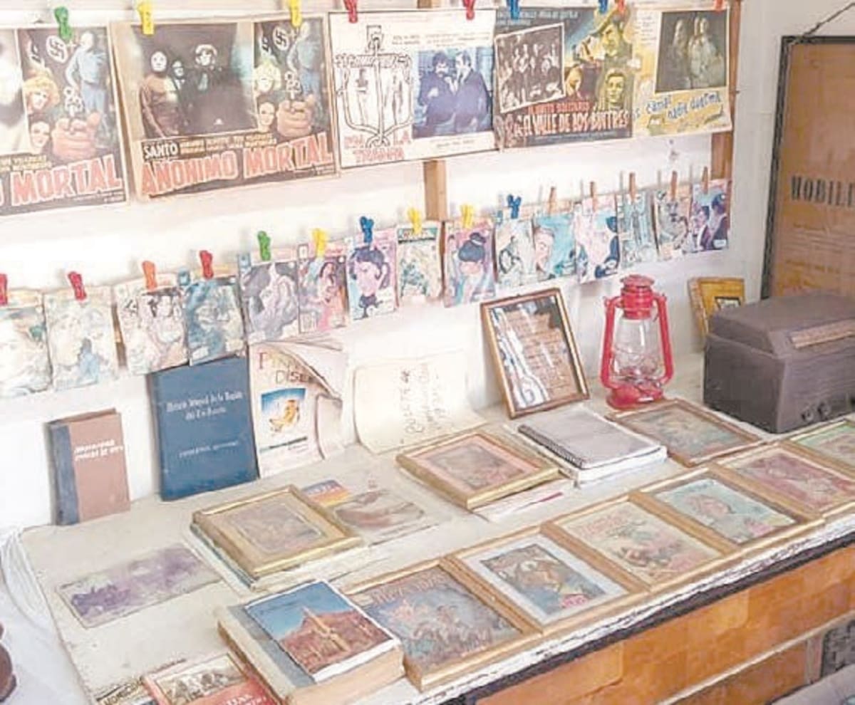 Algunos carteles del antinguo Cine Rex pueden ser apreciados por los visitantes. FOTO: MAYRA ECHEVERRÍA