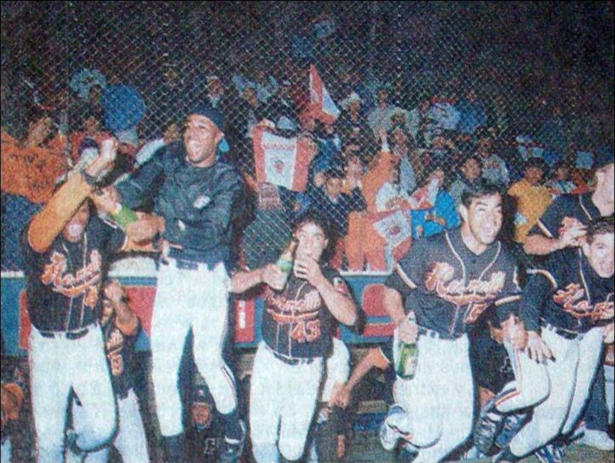 Jersey negro de Naranjeros con la leyenda "Hermosillo" en la temporada 1994-95, cuando ganaron su último bicampeonato.