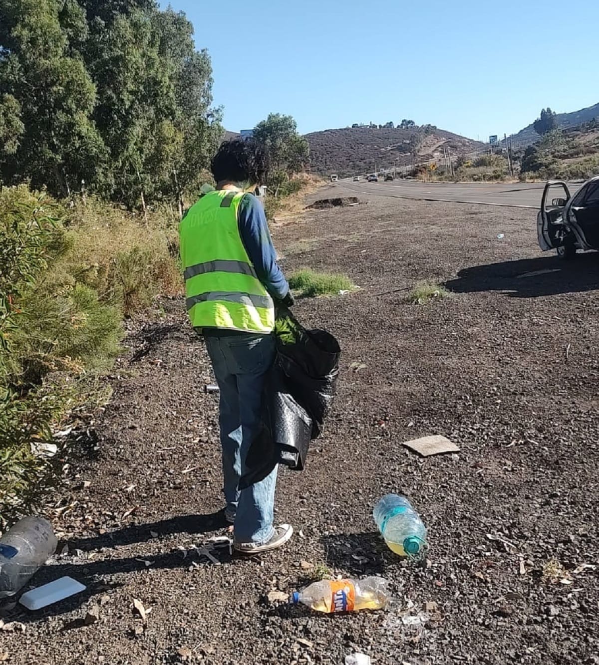 Brigadas integradas por jóvenes, familias, ejidatarios y empresas realizan jornadas de limpieza en el Valle de Guadalupe durante la temporada alta de visitantes. Foto: Cortesía.