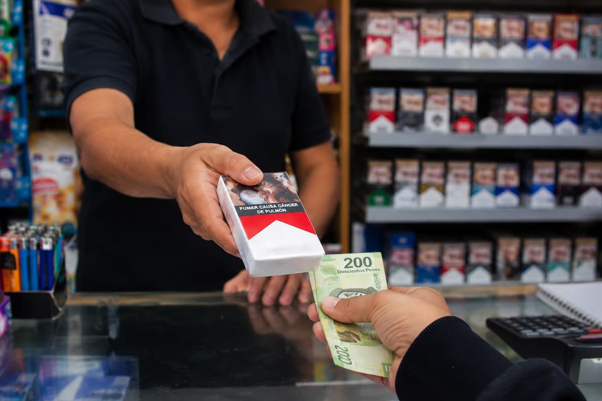 El aumento al IEPS disparó la venta de cigarros ilegales en México y Aanpec advierte multas, clausuras y hasta cárcel para comerciantes