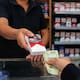El aumento al IEPS disparó la venta de cigarros ilegales en México y Aanpec advierte multas, clausuras y hasta cárcel para comerciantes