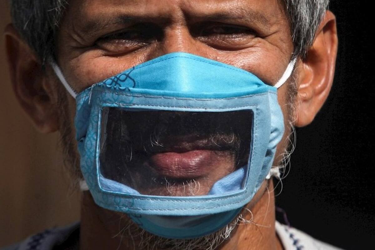 Crean en Indonesia cubrebocas transparentes para sordomudos