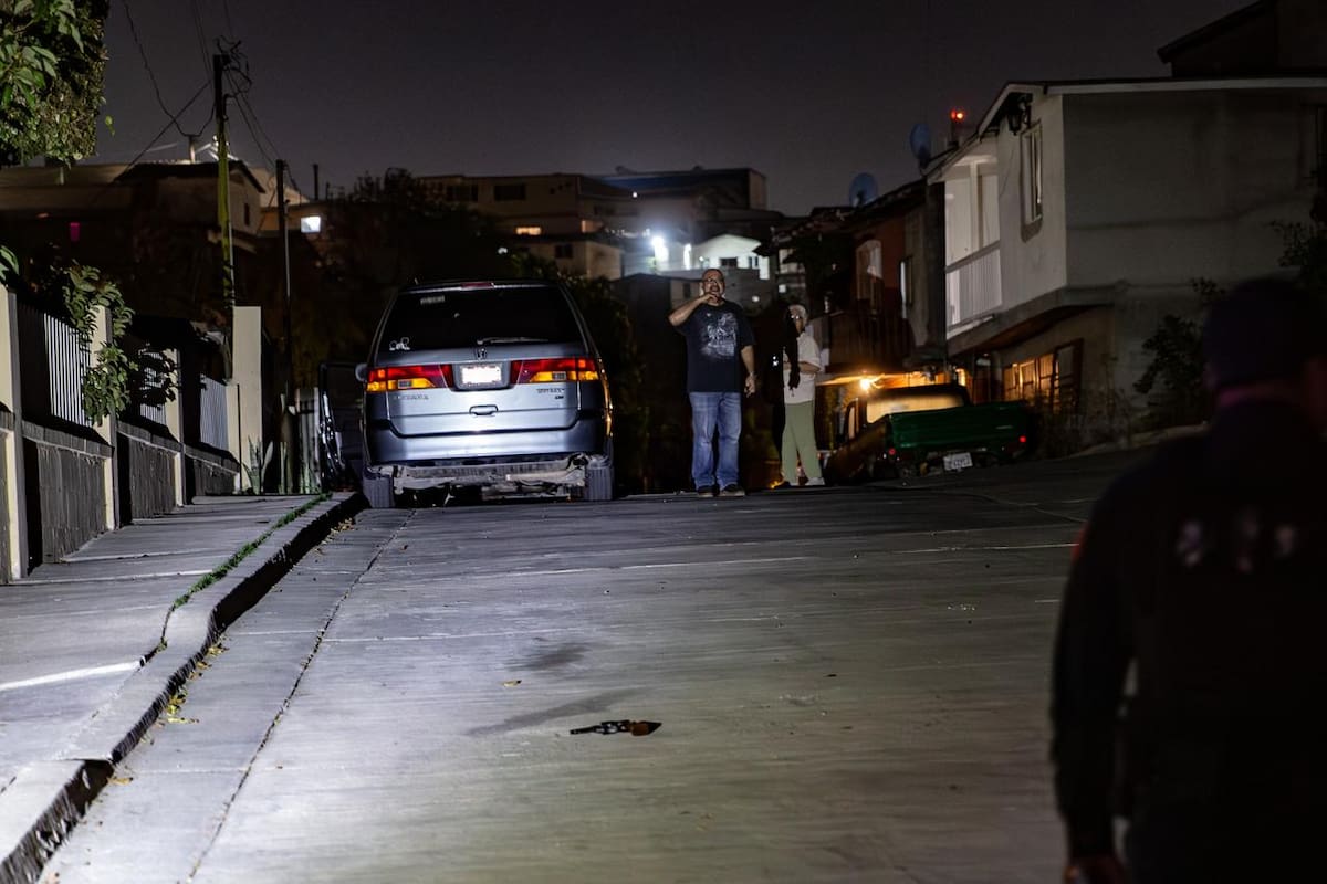 El ataque ocurrió cuando una persona se acercó a una de las ventanas del local y disparó contra los dos hombres. Foto: Border Zoom