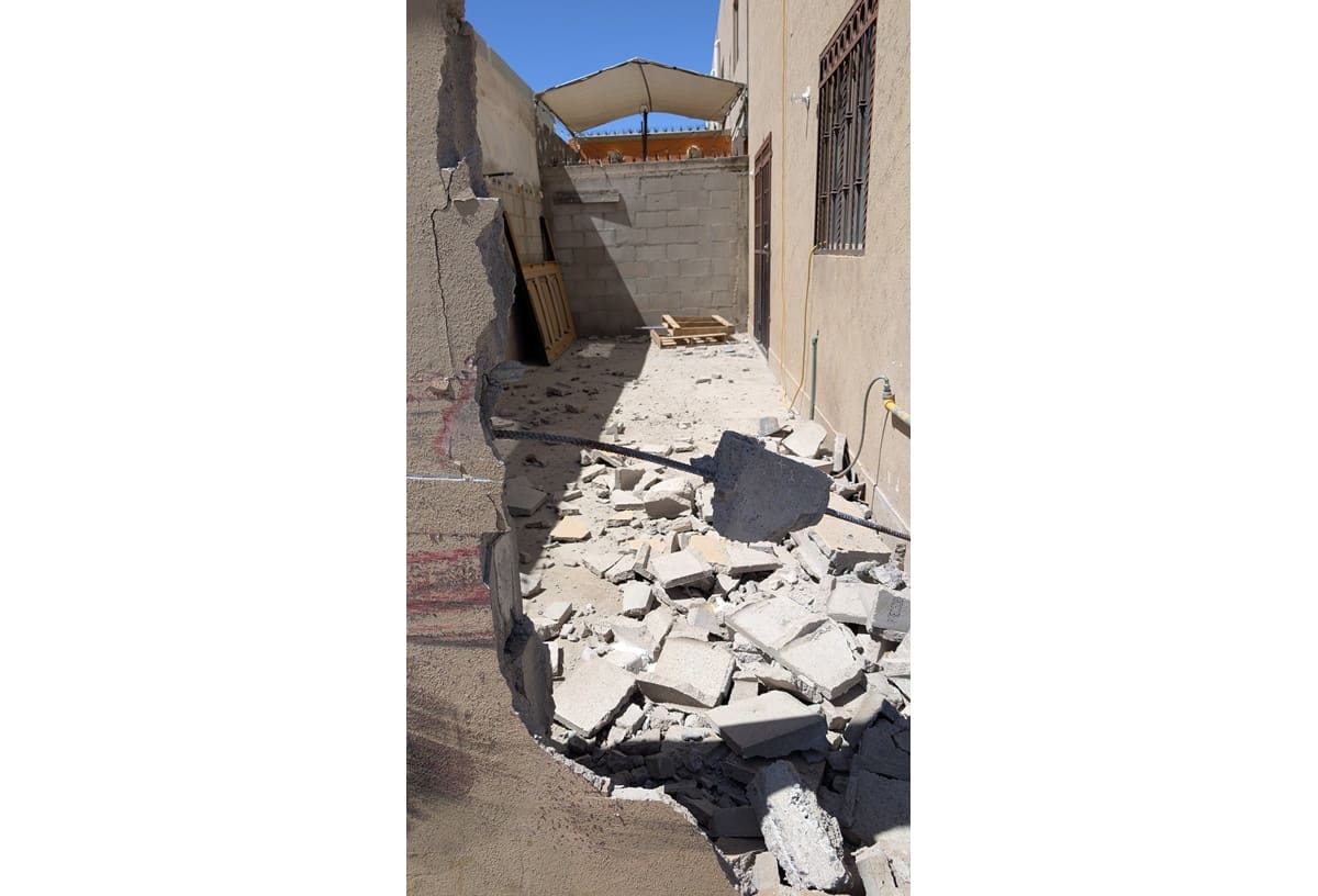 El conductor circulaba a exceso de velocidad y con la música a alto volumen antes de estrellarse contra la barda, según testigos. FOTO: JULIÁN ORTEGA