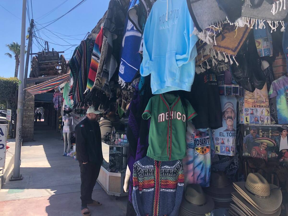 Experimentan vendedores baja hasta del 50% en mercado de artesanías
