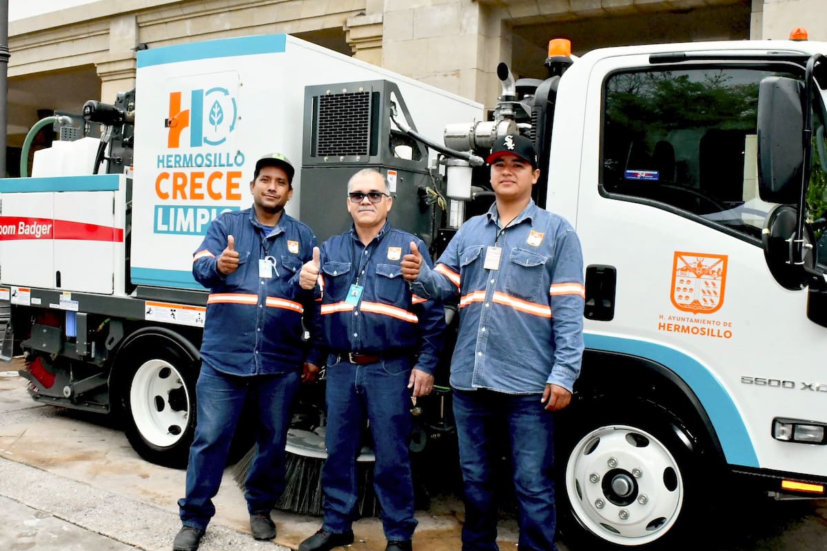 Fortalece Ayuntamiento de Hermosillo limpieza urbana con entrega de cinco nuevas barredoras