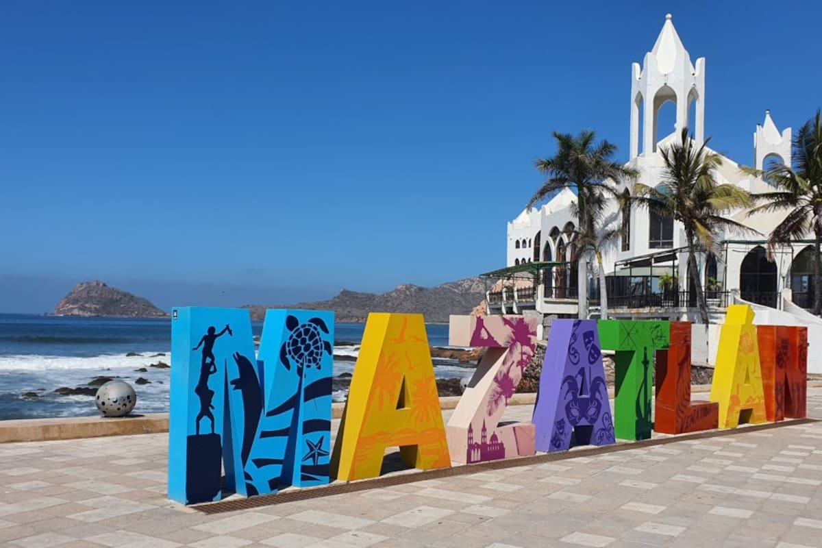 Turista es detenido por ignorar advertencias en una playa de Mazatlán