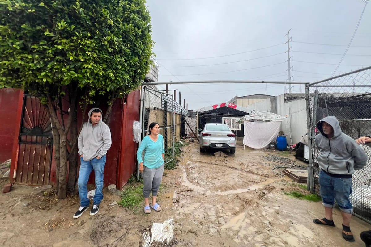 Amanecen con el agua dentro de su casa