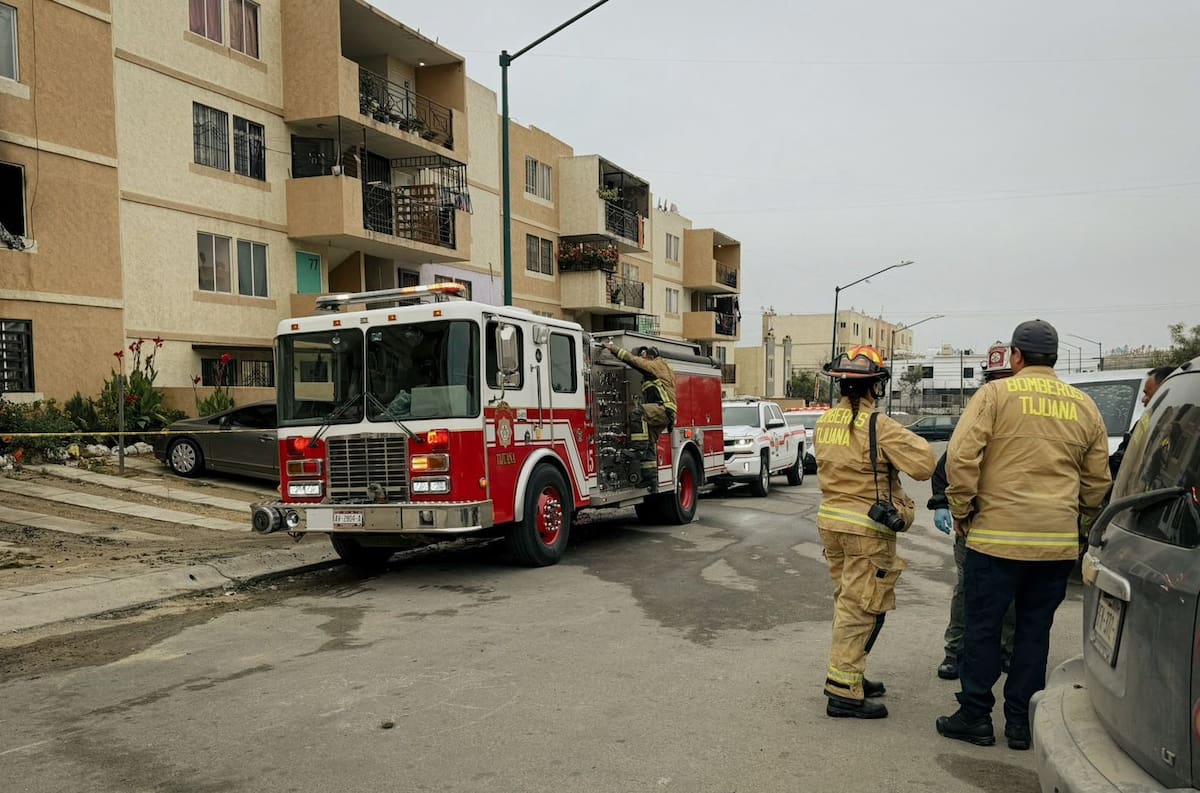 Bomberos localizaron los cuerpos de dos personas al sofocar un incendio registrado en un departamento del fraccionamiento Natura; la Fiscalía investiga el caso. Foto: Border Zoom