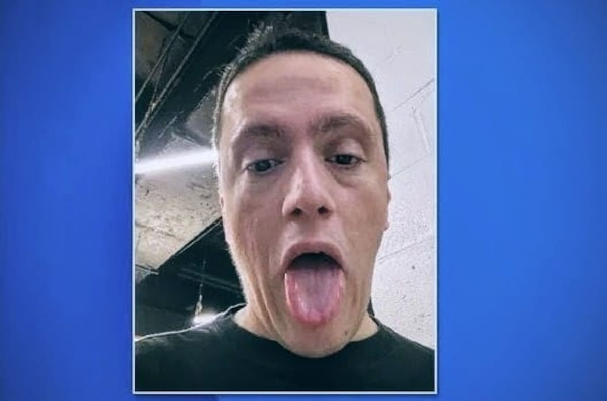 Faycal Manz, el turista alemán muestra los supestos daños a su lengua tras probar la salsa picante. (Foto: Sistema Judicial de Nueva York)