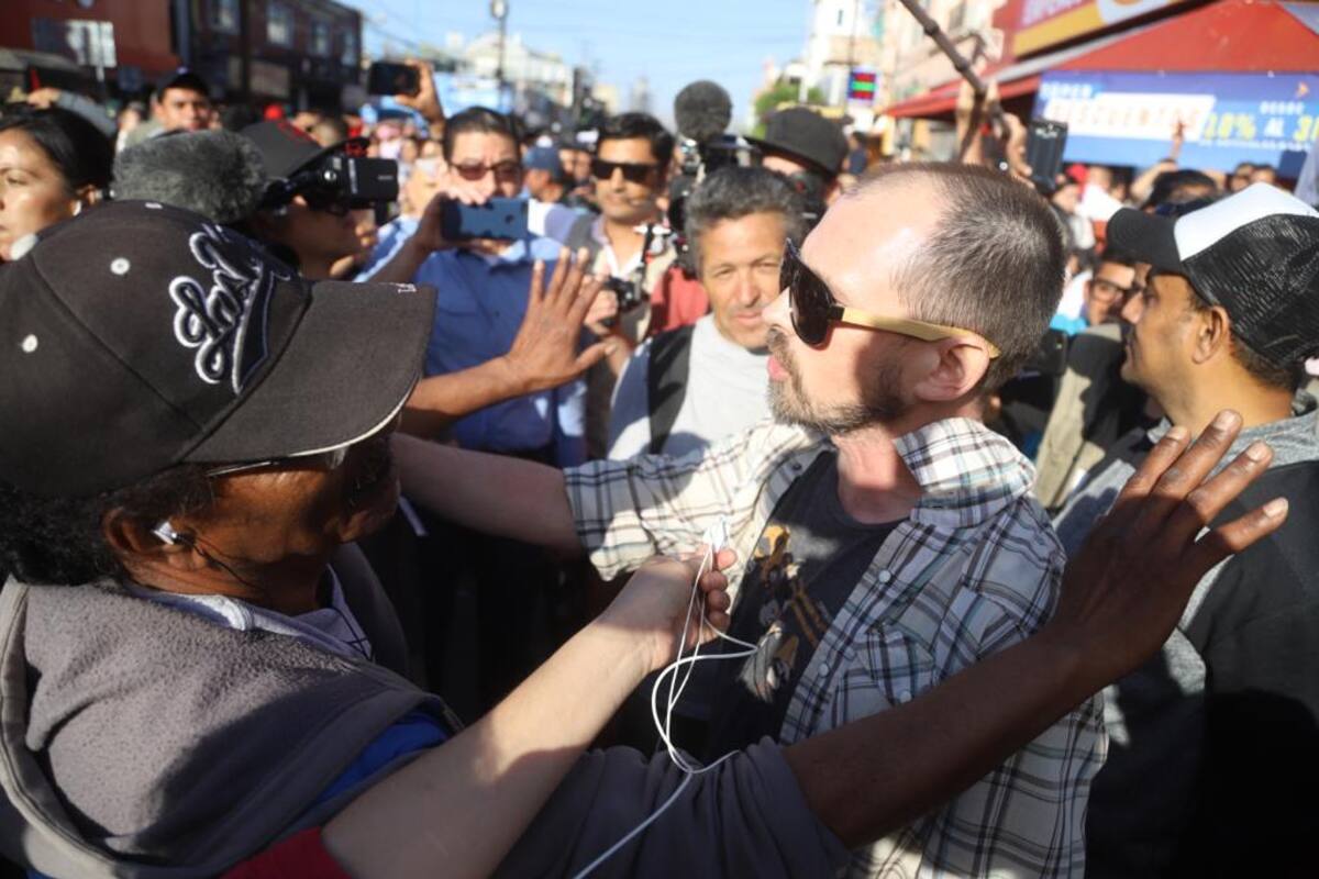 Atacan simpatizantes de Morena a manifestante contra acuerdo migratorio
