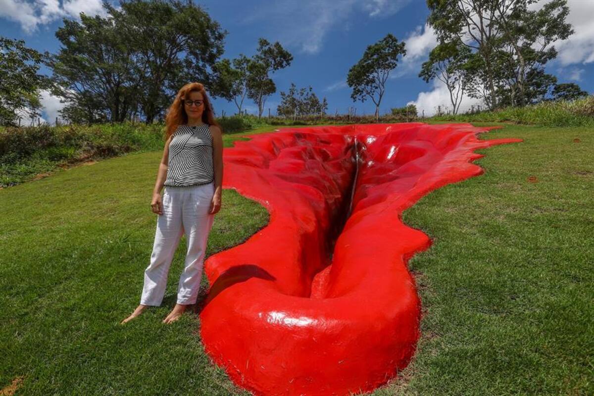 Desata polémica en Brasil gigantesca escultura de parte íntima de mujer