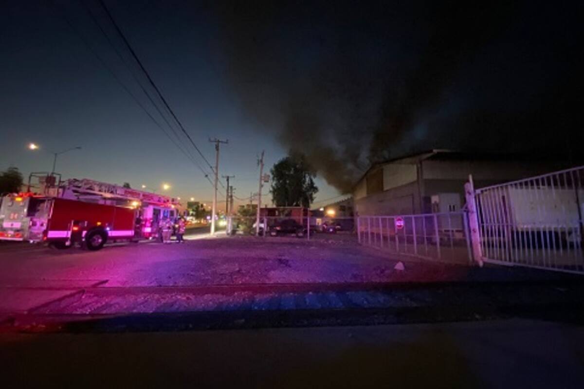 Arde almacén sobre bulevar López Mateos