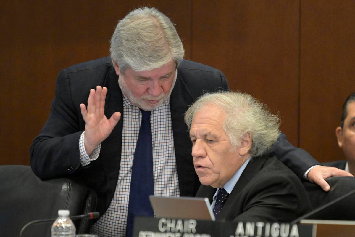 El secretario general de la Organización de Estados Americanos, Luis Almagro (d), participa en una sesión extraordinaria del organismo, sostenida el miércoles en Washington, EU. | Crédito: EFE/ Lenin Nolly